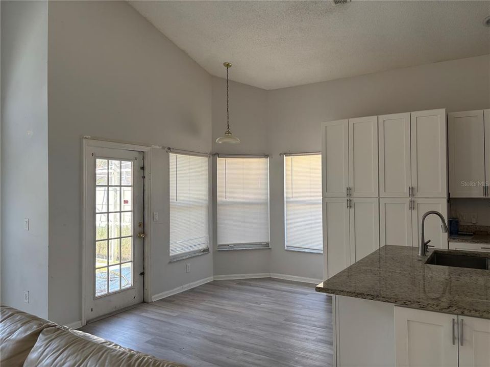 На продажу: $370,000 (5 спален, 3 ванн, 2269 Квадратных фут)