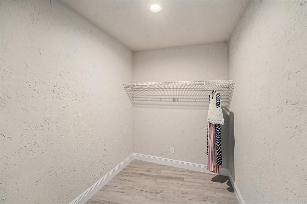 合同活跃: $645,000 (3 贝兹, 3 浴室, 1910 平方英尺)