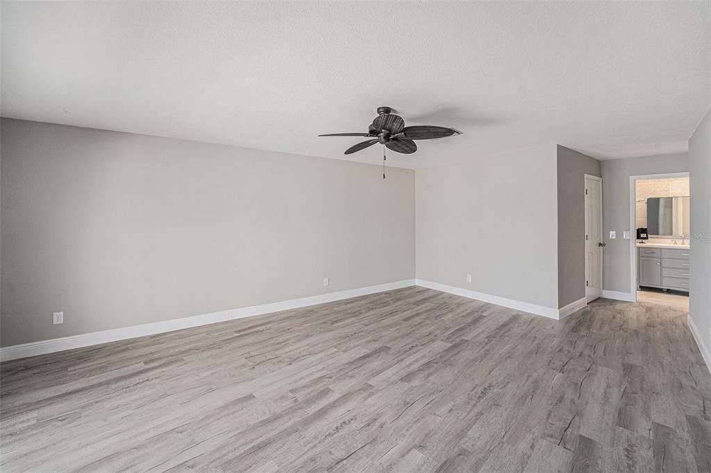 合同活跃: $645,000 (3 贝兹, 3 浴室, 1910 平方英尺)