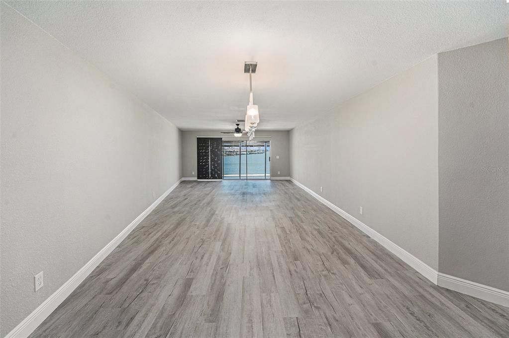 合同活跃: $645,000 (3 贝兹, 3 浴室, 1910 平方英尺)