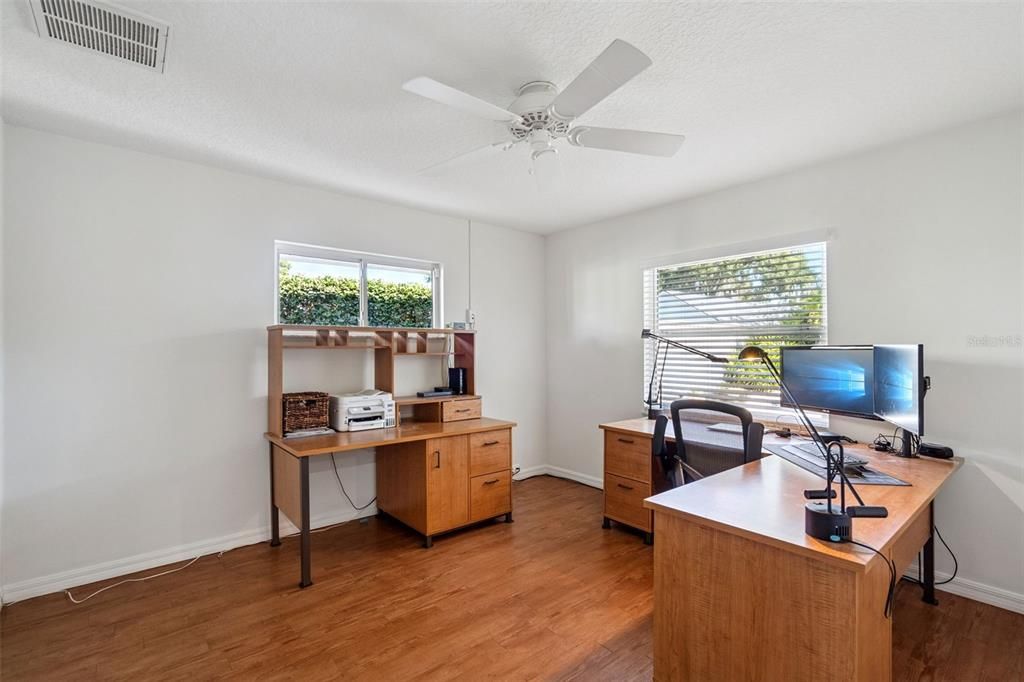 合同活跃: $869,000 (4 贝兹, 2 浴室, 2500 平方英尺)