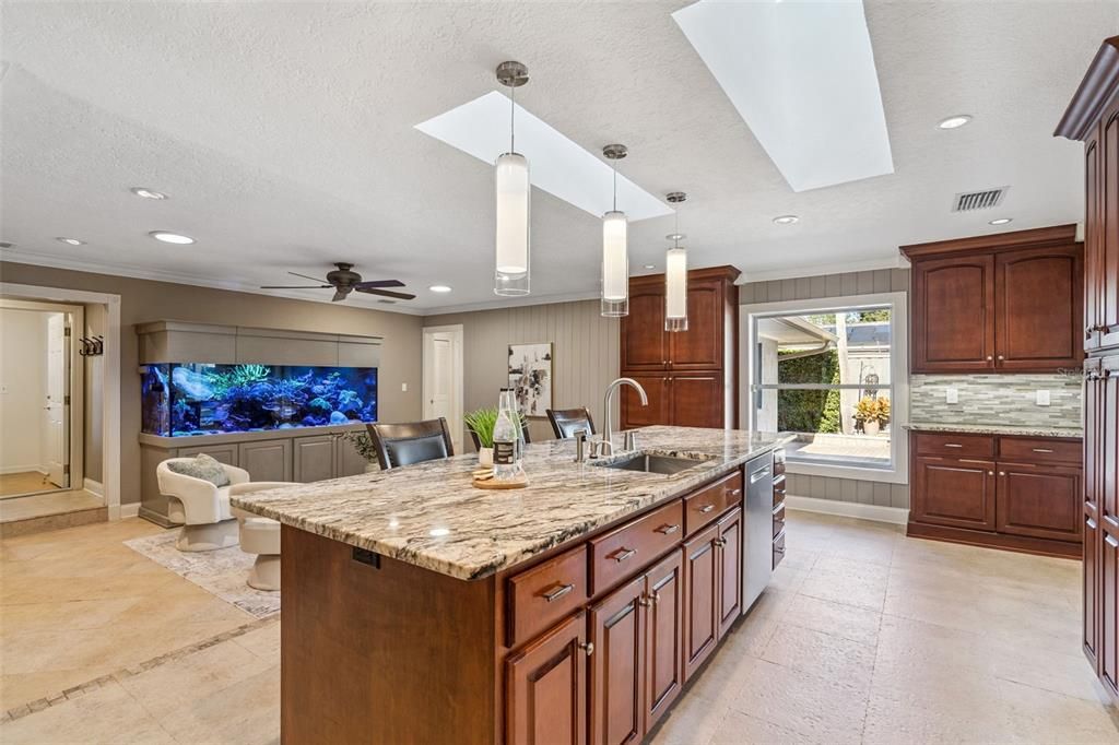 合同活跃: $869,000 (4 贝兹, 2 浴室, 2500 平方英尺)