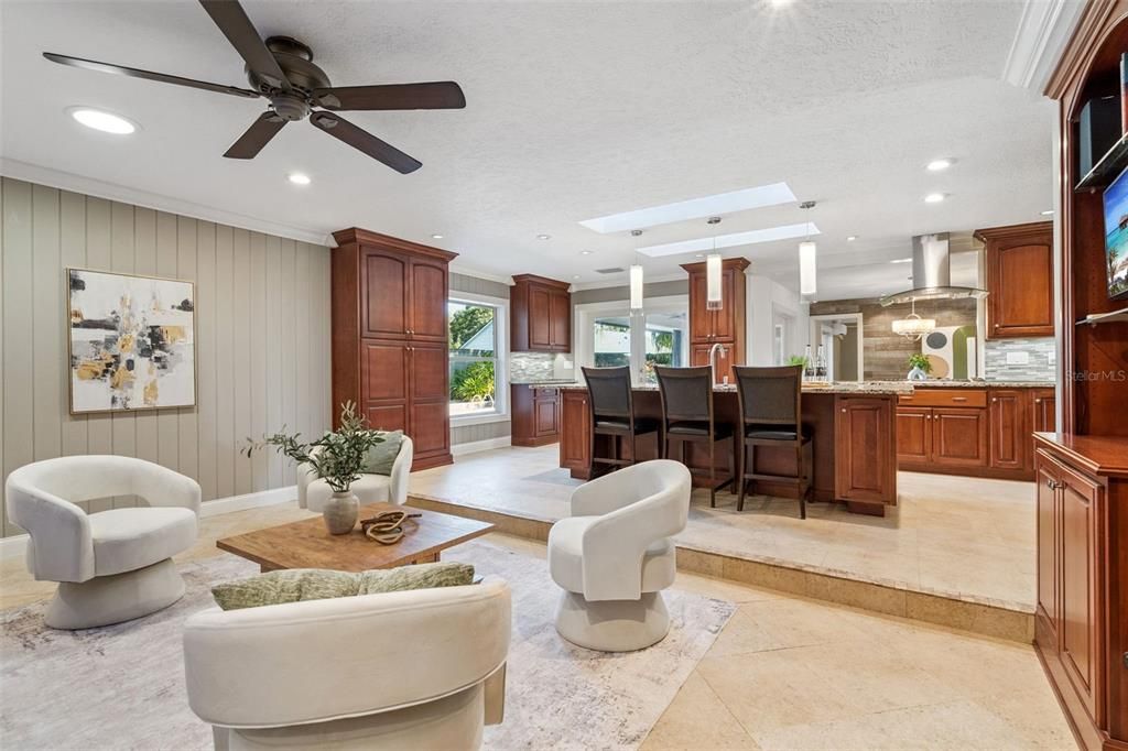 合同活跃: $869,000 (4 贝兹, 2 浴室, 2500 平方英尺)