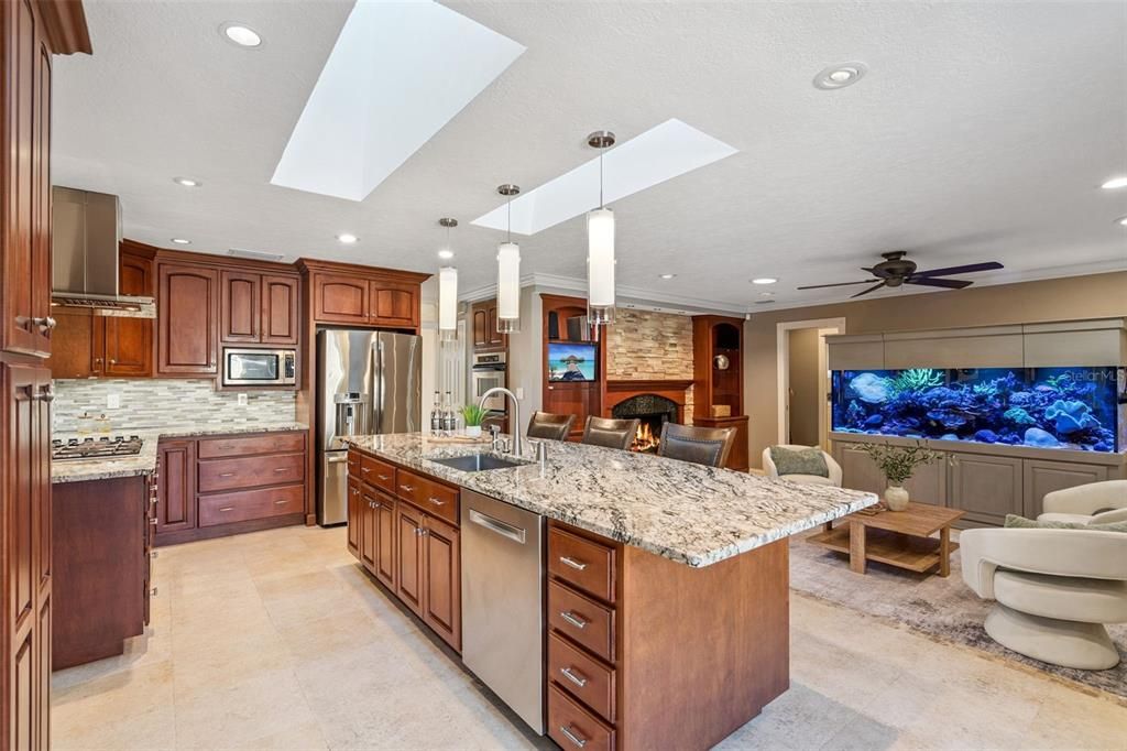 合同活跃: $869,000 (4 贝兹, 2 浴室, 2500 平方英尺)