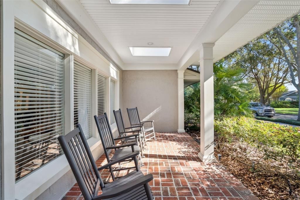 合同活跃: $869,000 (4 贝兹, 2 浴室, 2500 平方英尺)