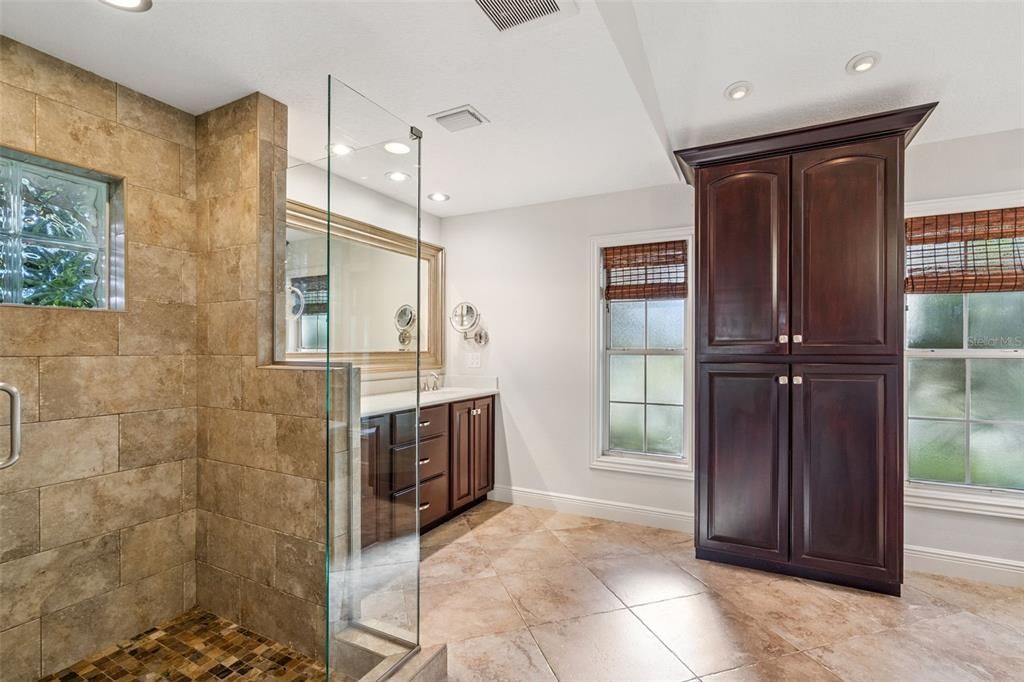 合同活跃: $869,000 (4 贝兹, 2 浴室, 2500 平方英尺)