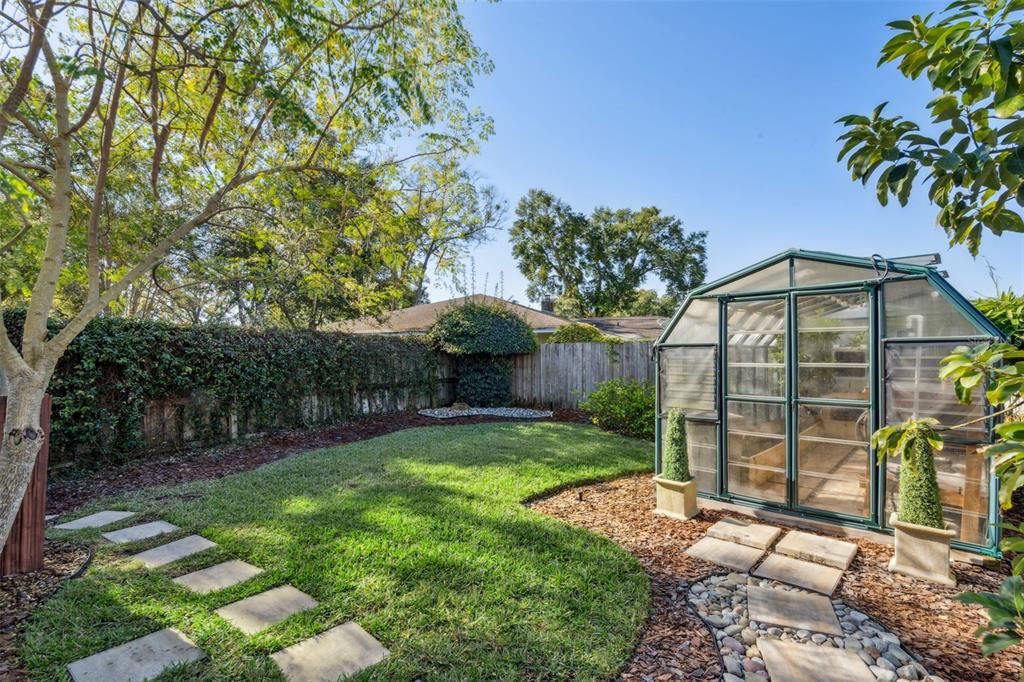 合同活跃: $869,000 (4 贝兹, 2 浴室, 2500 平方英尺)