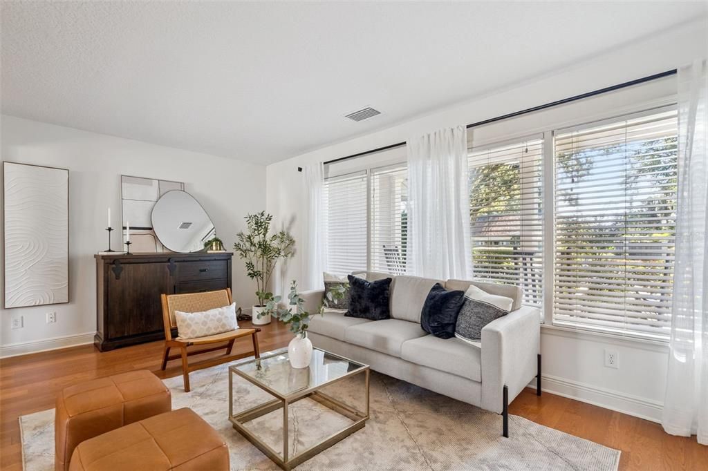 合同活跃: $869,000 (4 贝兹, 2 浴室, 2500 平方英尺)