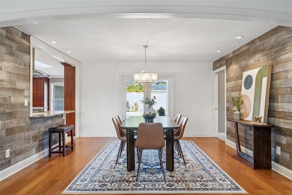 合同活跃: $869,000 (4 贝兹, 2 浴室, 2500 平方英尺)