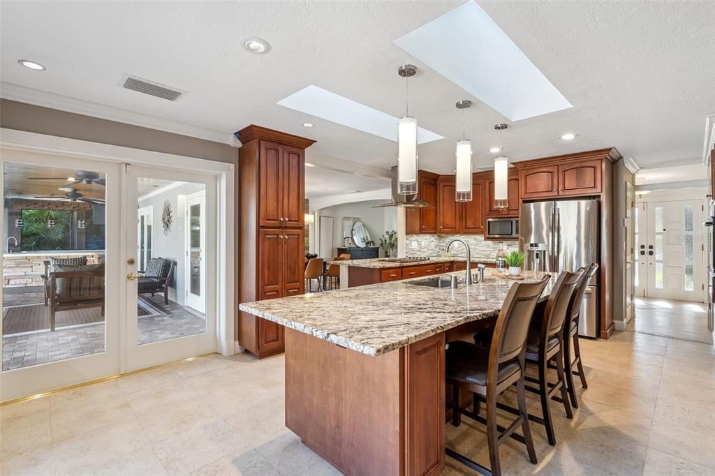 合同活跃: $869,000 (4 贝兹, 2 浴室, 2500 平方英尺)