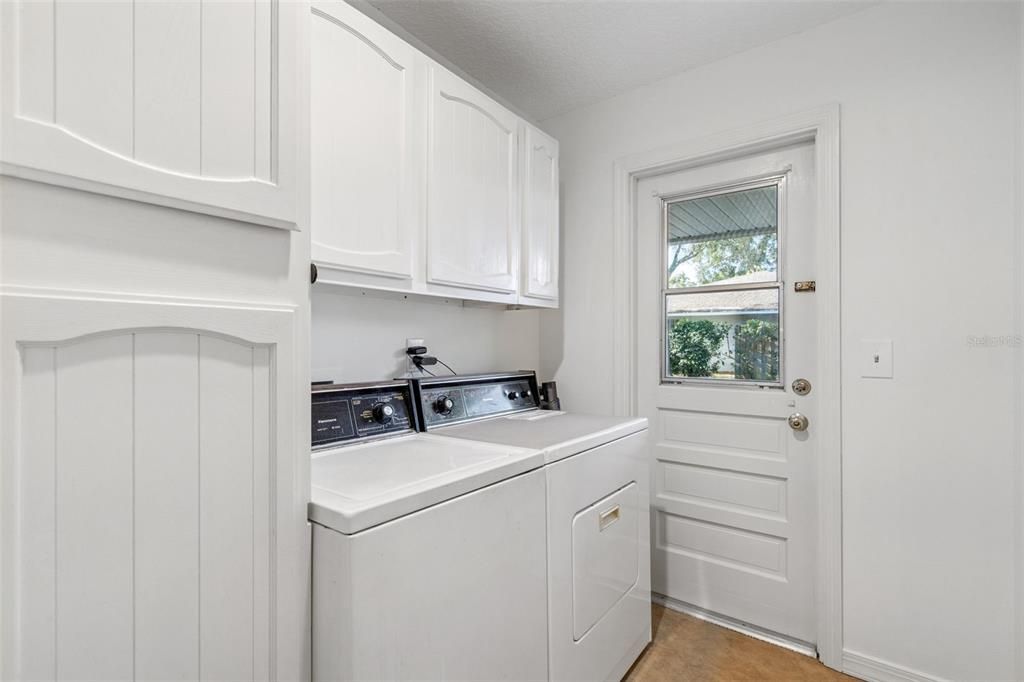 合同活跃: $869,000 (4 贝兹, 2 浴室, 2500 平方英尺)