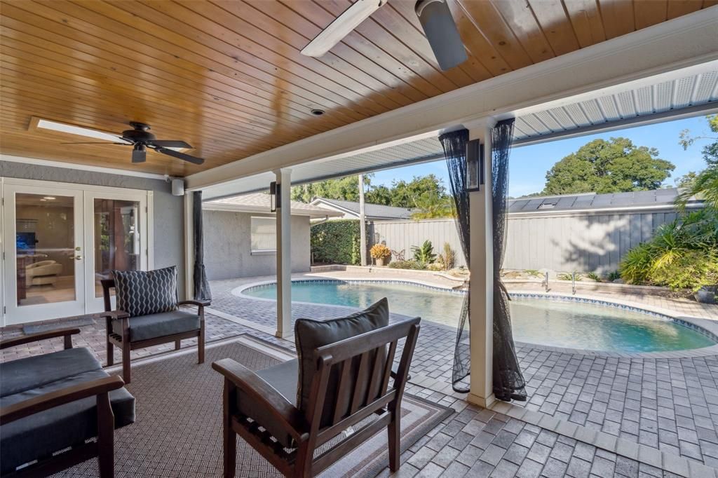 合同活跃: $869,000 (4 贝兹, 2 浴室, 2500 平方英尺)