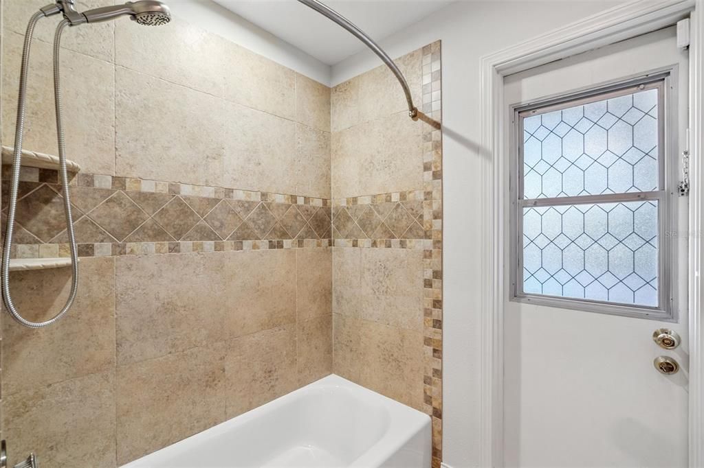 合同活跃: $869,000 (4 贝兹, 2 浴室, 2500 平方英尺)