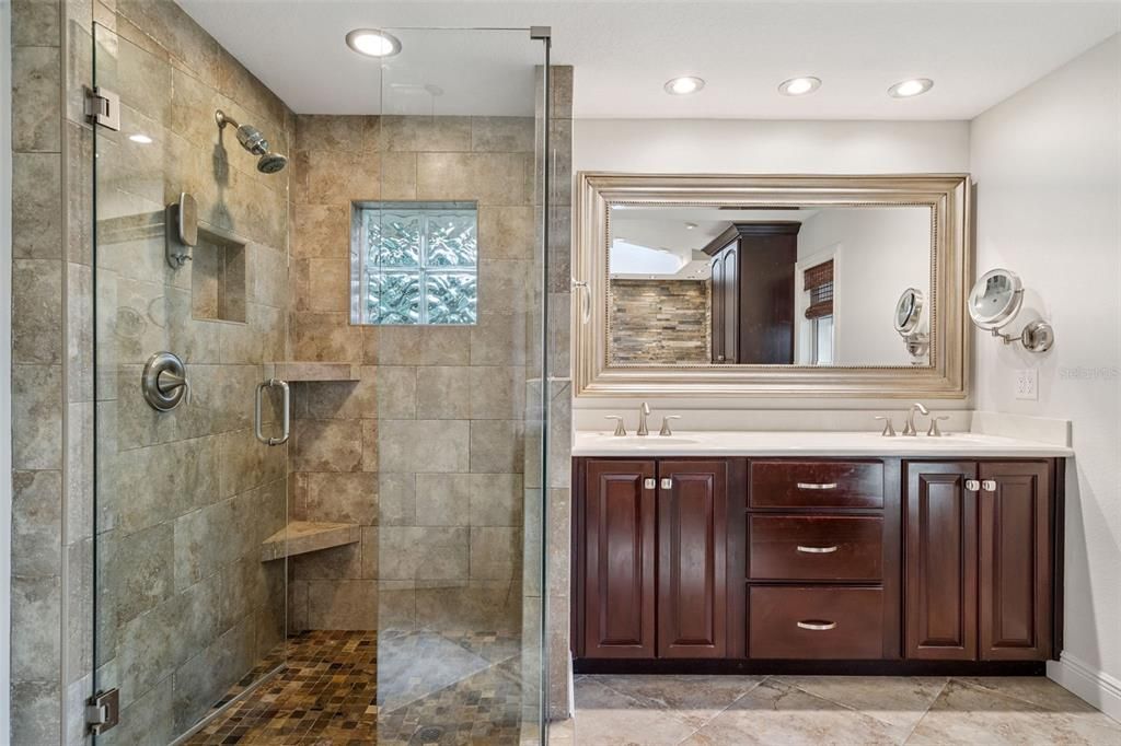 合同活跃: $869,000 (4 贝兹, 2 浴室, 2500 平方英尺)