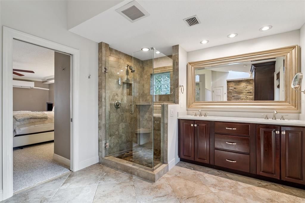 合同活跃: $869,000 (4 贝兹, 2 浴室, 2500 平方英尺)