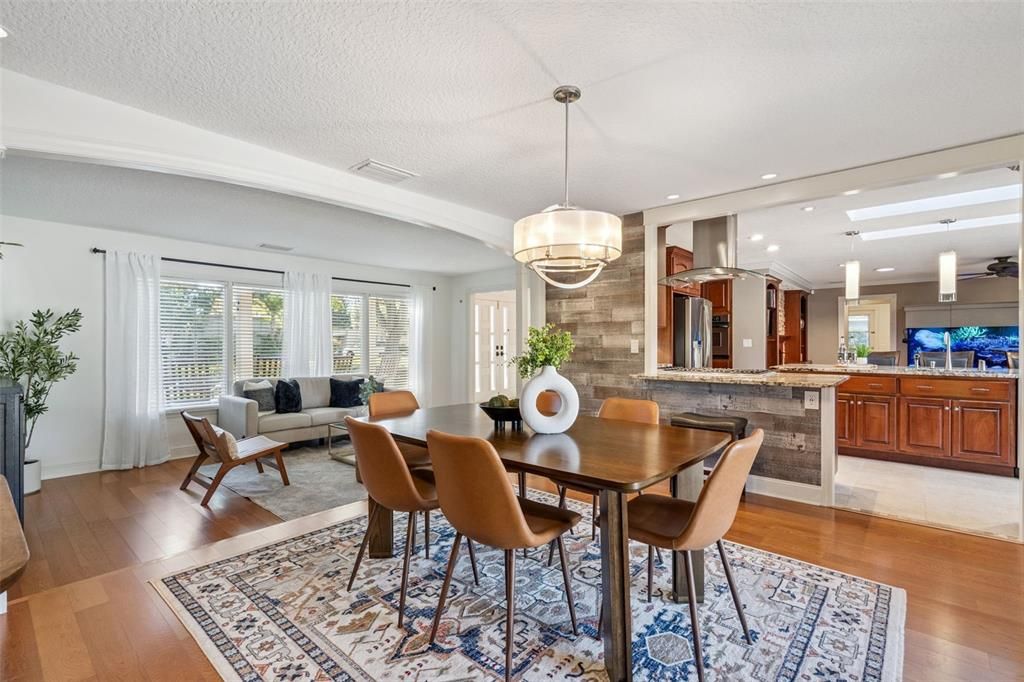 合同活跃: $869,000 (4 贝兹, 2 浴室, 2500 平方英尺)