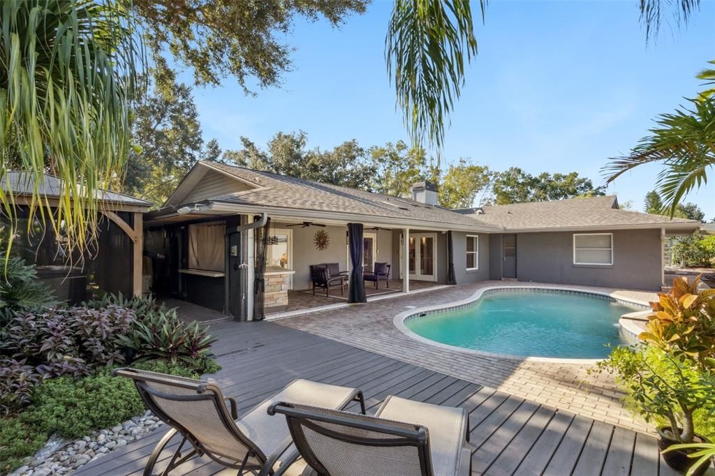 合同活跃: $869,000 (4 贝兹, 2 浴室, 2500 平方英尺)