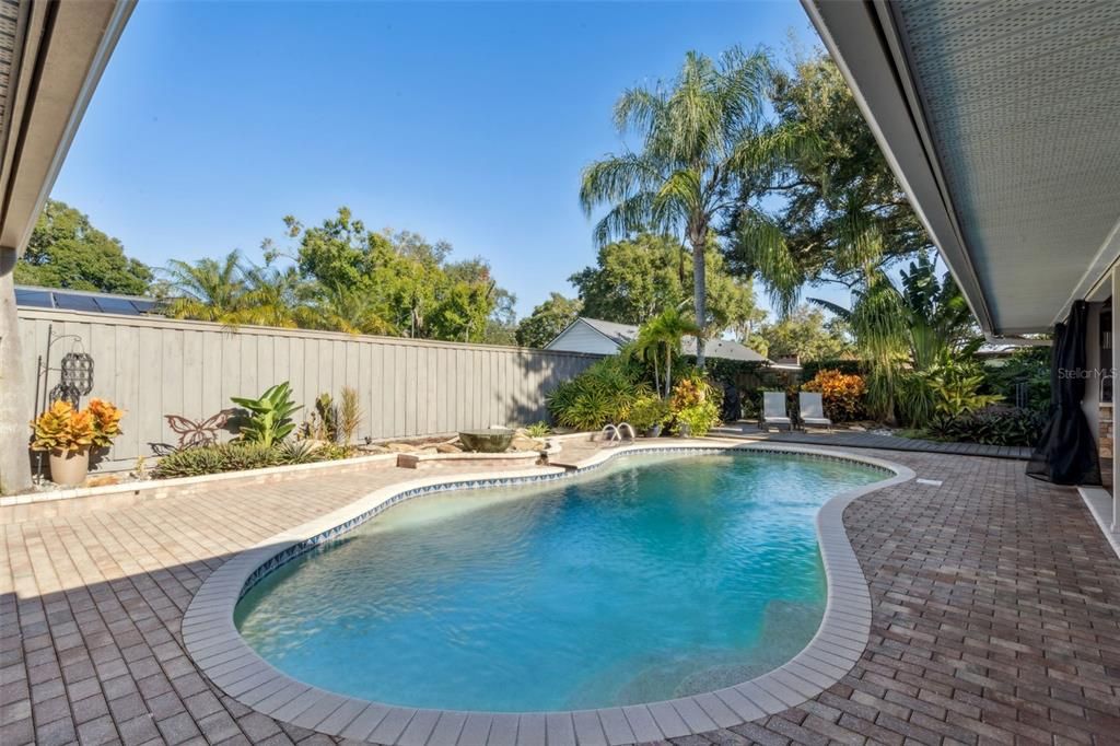 合同活跃: $869,000 (4 贝兹, 2 浴室, 2500 平方英尺)