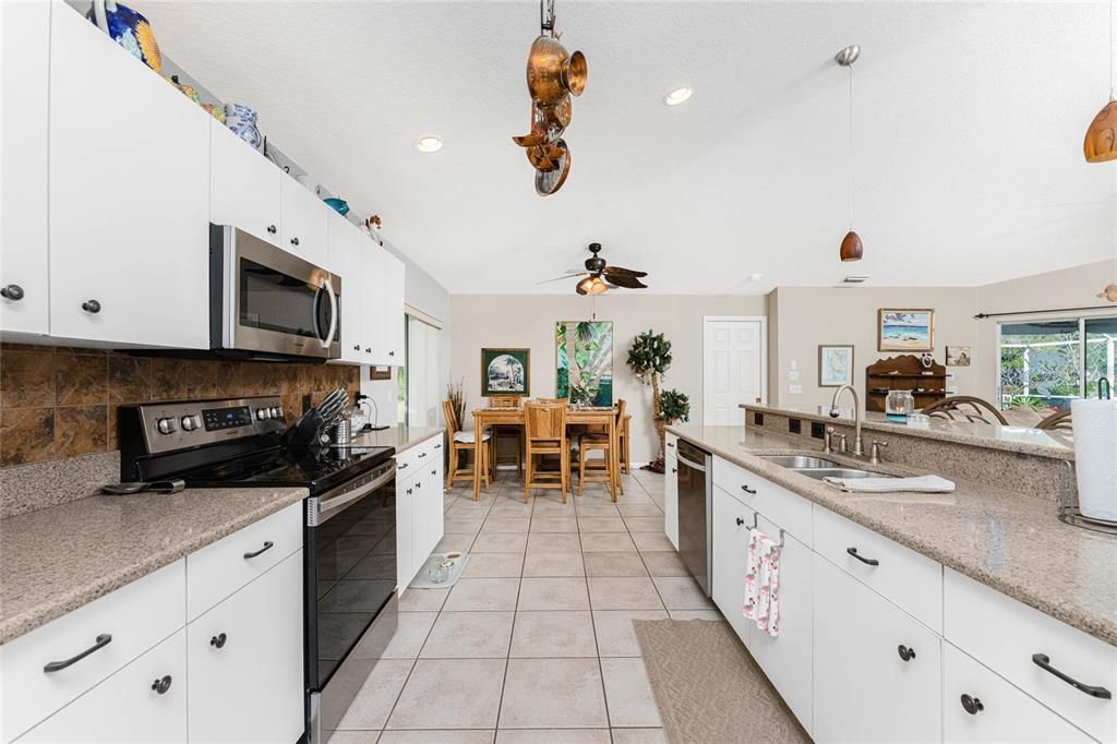 合同活跃: $340,000 (3 贝兹, 2 浴室, 1614 平方英尺)