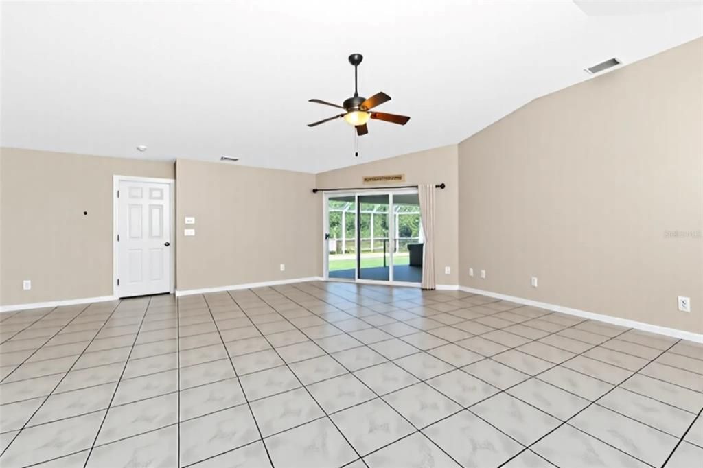 合同活跃: $340,000 (3 贝兹, 2 浴室, 1614 平方英尺)