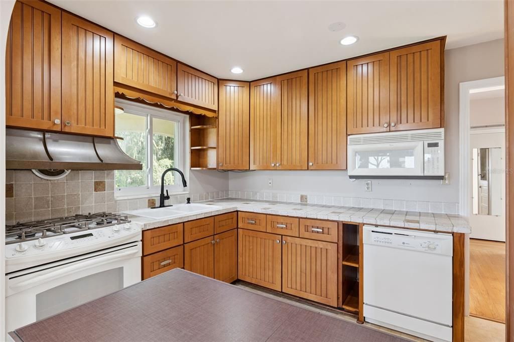 На продажу: $595,000 (3 спален, 2 ванн, 1617 Квадратных фут)