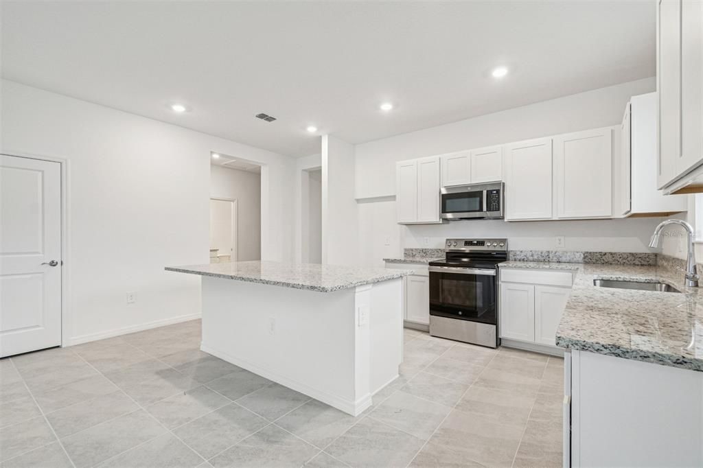 Activo con contrato: $317,999 (2 camas, 2 baños, 1680 Pies cuadrados)