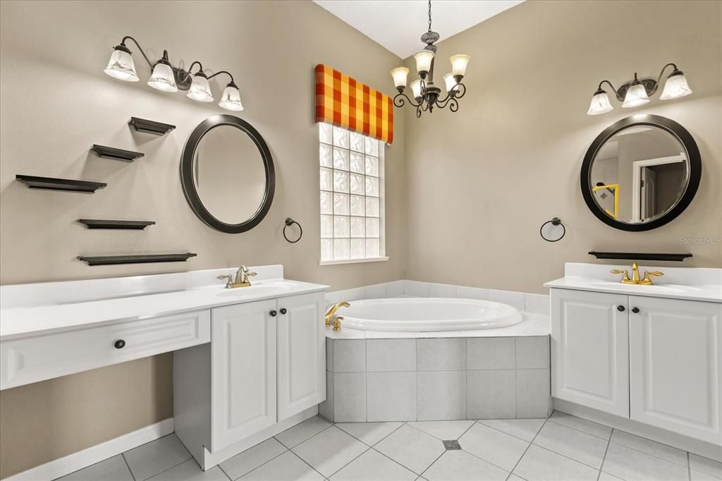 En Venta: $545,000 (4 camas, 2 baños, 2289 Pies cuadrados)