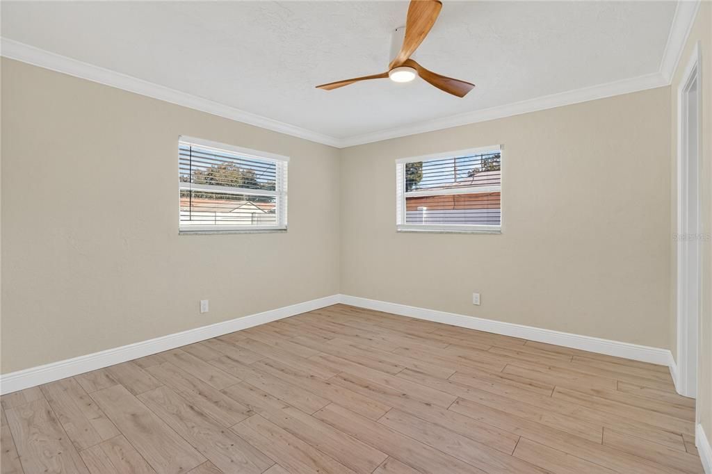 En Venta: $448,900 (4 camas, 2 baños, 1636 Pies cuadrados)