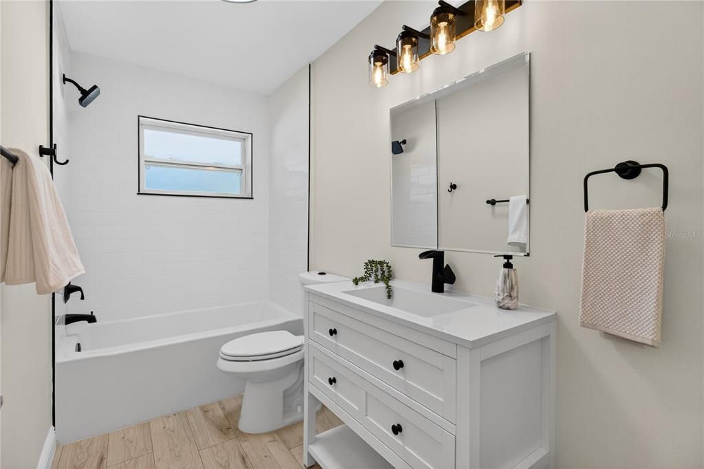 En Venta: $448,900 (4 camas, 2 baños, 1636 Pies cuadrados)