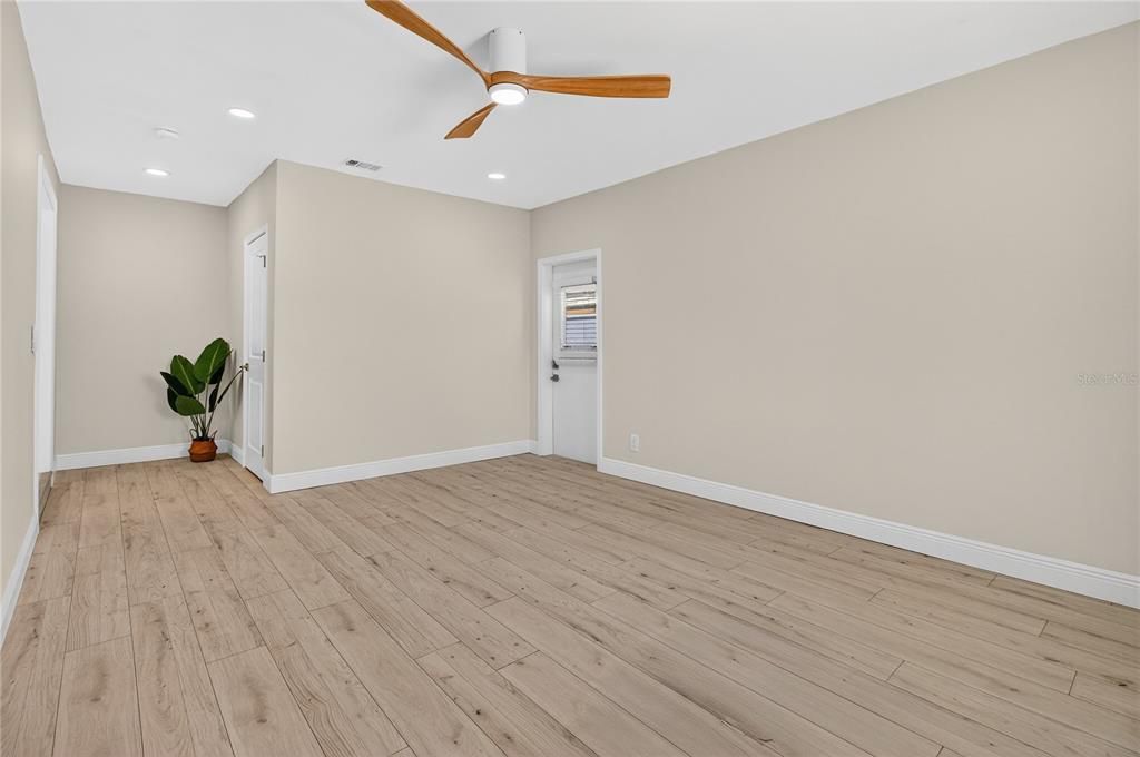 En Venta: $448,900 (4 camas, 2 baños, 1636 Pies cuadrados)