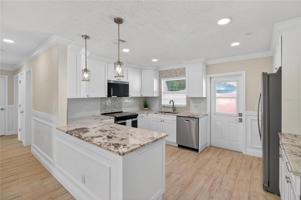 En Venta: $448,900 (4 camas, 2 baños, 1636 Pies cuadrados)