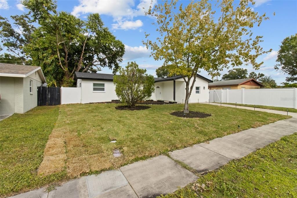 En Venta: $448,900 (4 camas, 2 baños, 1636 Pies cuadrados)