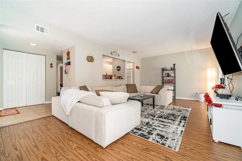 На продажу: $170,000 (2 спален, 2 ванн, 897 Квадратных фут)