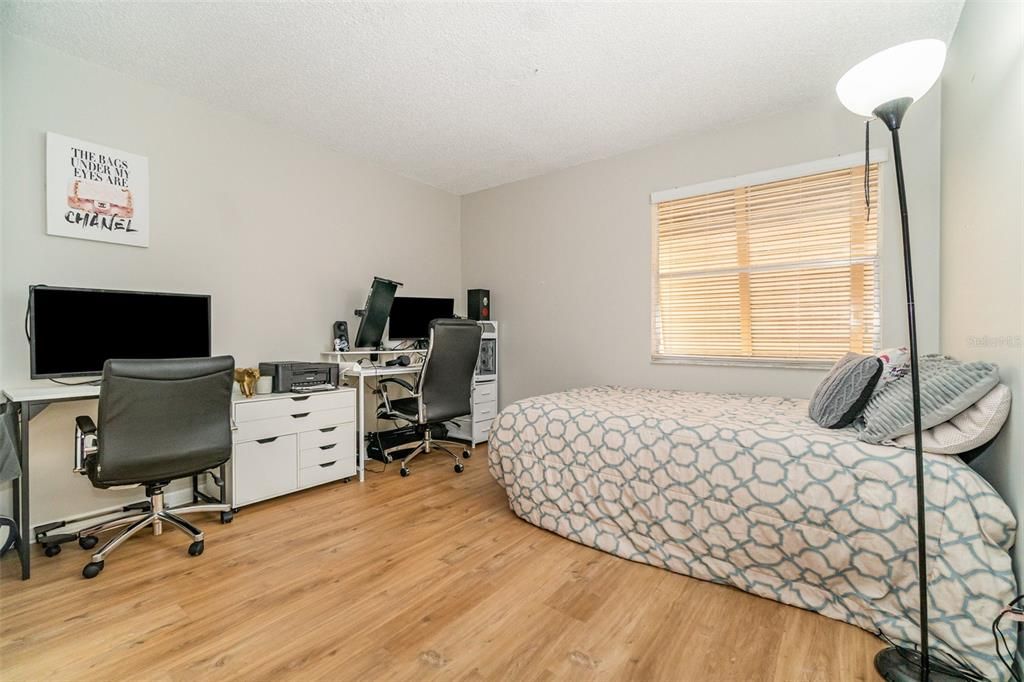 На продажу: $170,000 (2 спален, 2 ванн, 897 Квадратных фут)