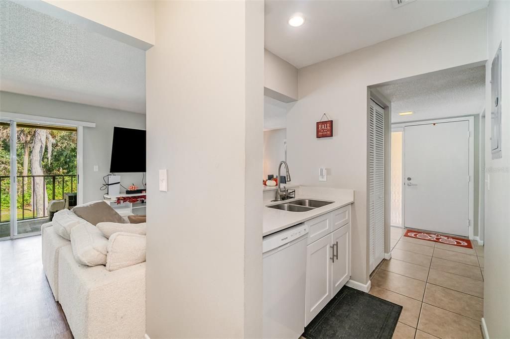 На продажу: $170,000 (2 спален, 2 ванн, 897 Квадратных фут)