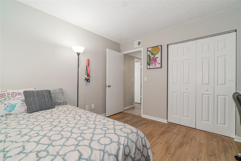 На продажу: $170,000 (2 спален, 2 ванн, 897 Квадратных фут)