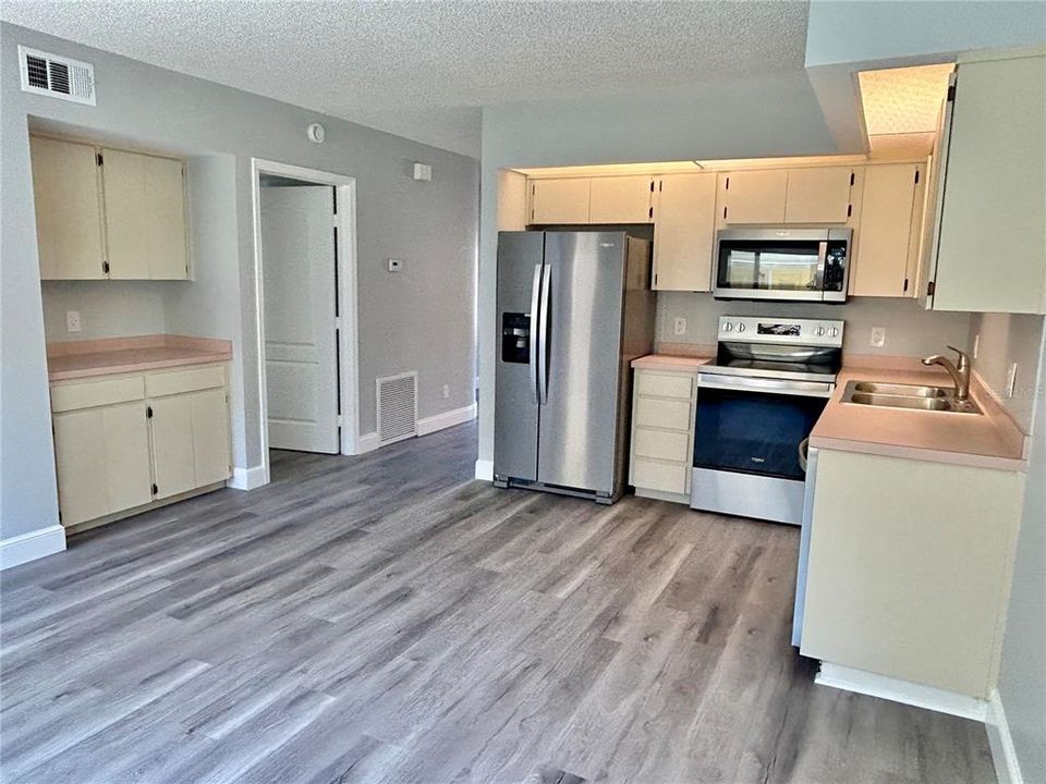 For Sale: $239,000 (2 beds, 2 baths, 1210 Square Feet)