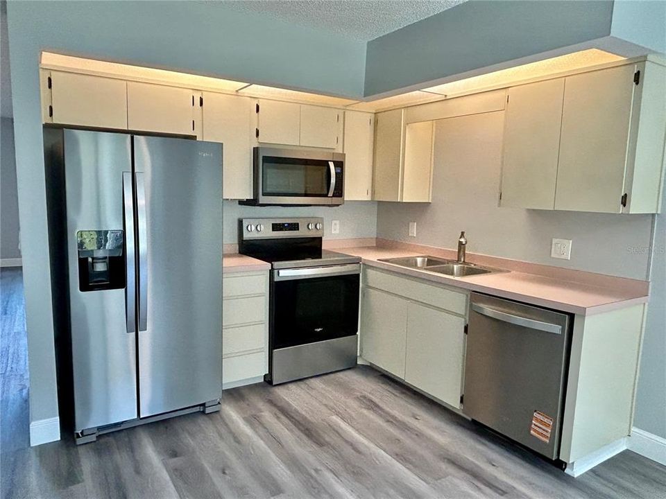 For Sale: $239,000 (2 beds, 2 baths, 1210 Square Feet)