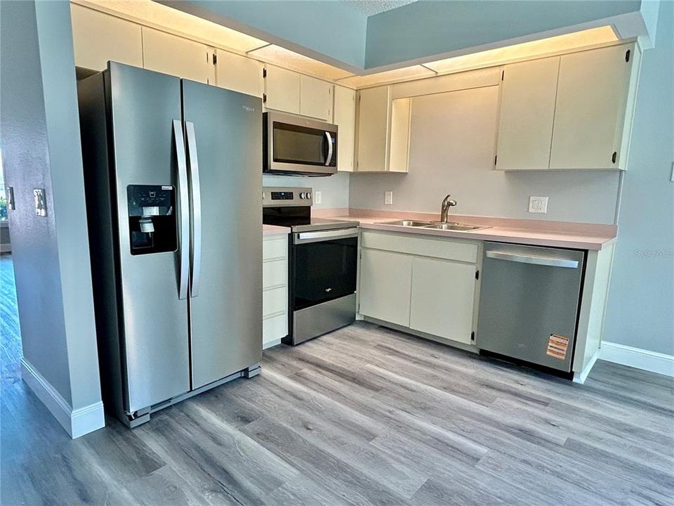 For Sale: $239,000 (2 beds, 2 baths, 1210 Square Feet)