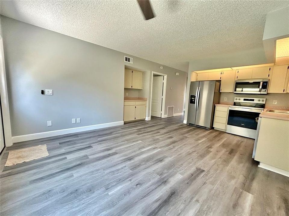 For Sale: $239,000 (2 beds, 2 baths, 1210 Square Feet)