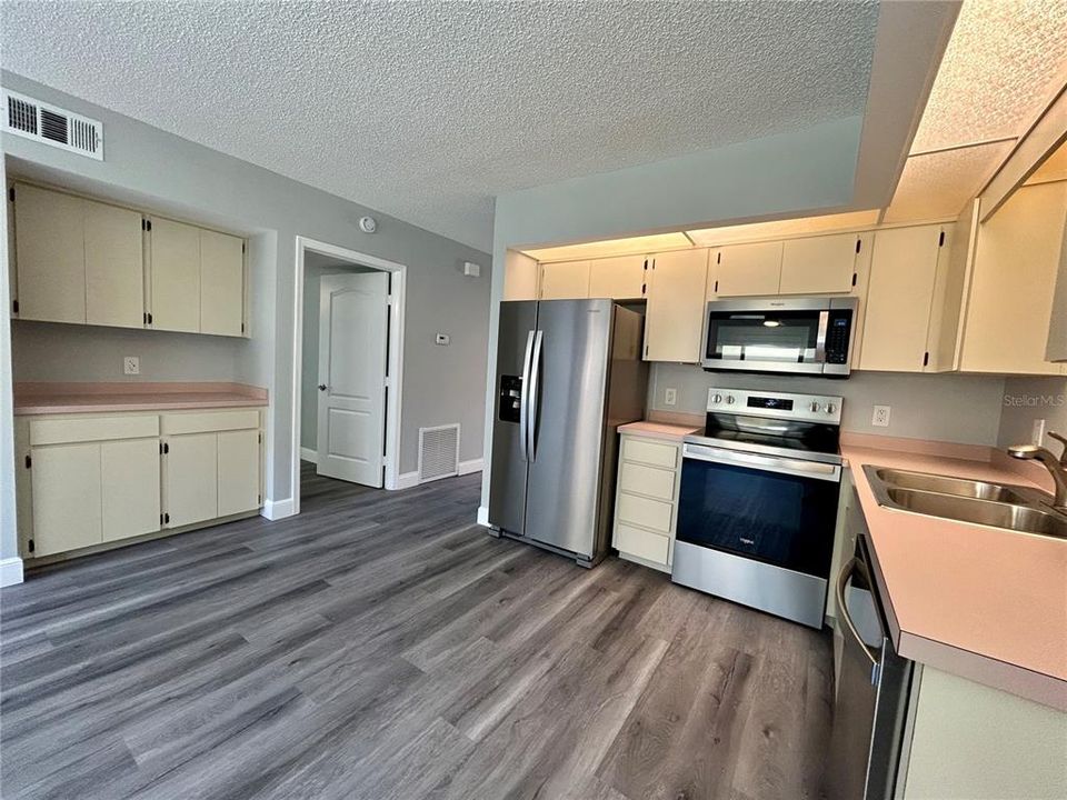 For Sale: $239,000 (2 beds, 2 baths, 1210 Square Feet)