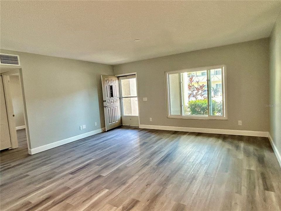 For Sale: $239,000 (2 beds, 2 baths, 1210 Square Feet)