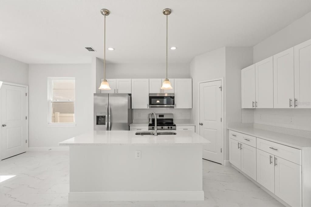 待售: $549,000 (4 贝兹, 2 浴室, 2412 平方英尺)