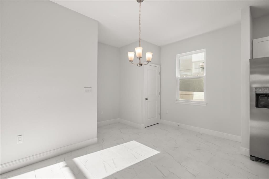 待售: $549,000 (4 贝兹, 2 浴室, 2412 平方英尺)