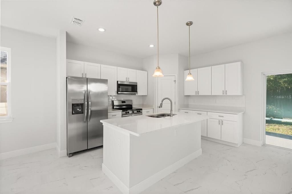 待售: $549,000 (4 贝兹, 2 浴室, 2412 平方英尺)