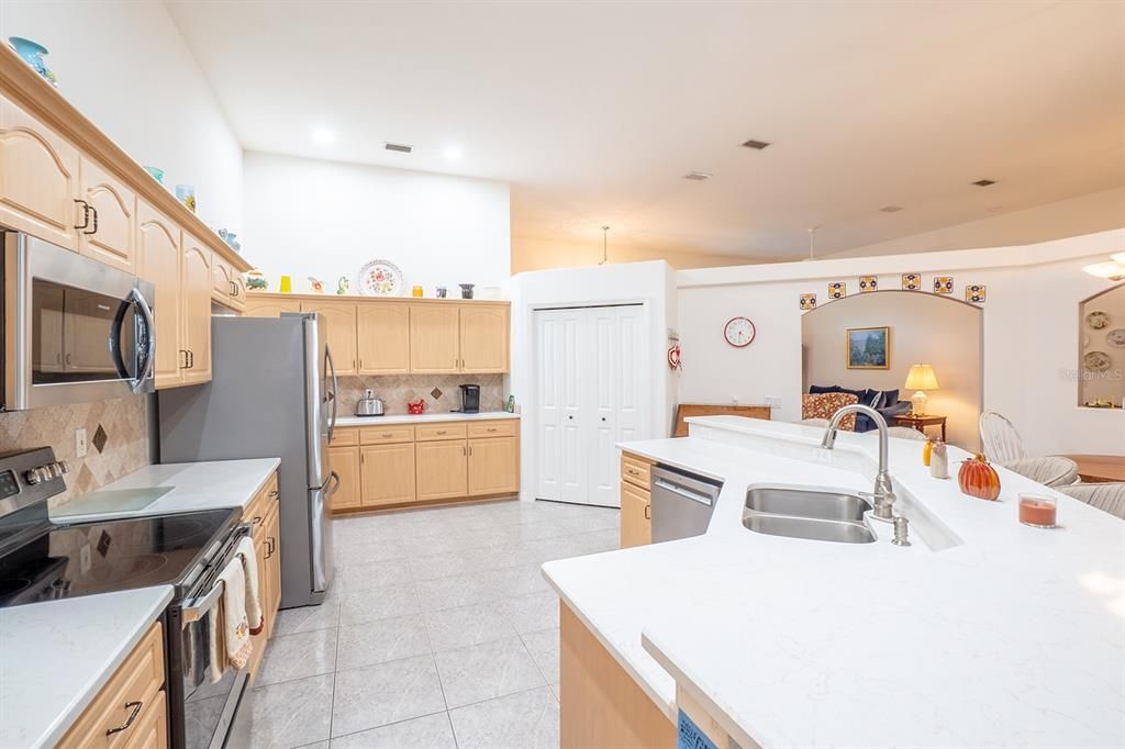 En Venta: $425,000 (4 camas, 3 baños, 2479 Pies cuadrados)