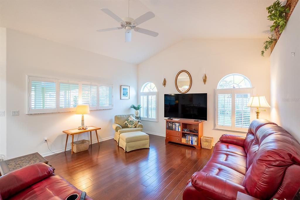 En Venta: $425,000 (4 camas, 3 baños, 2479 Pies cuadrados)