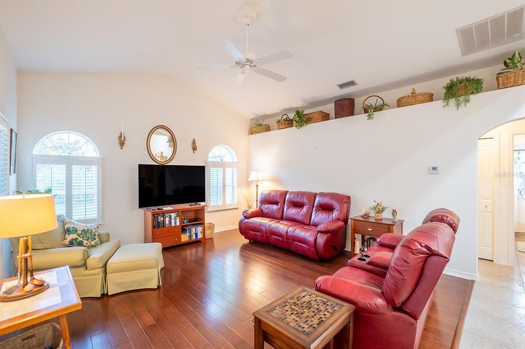 En Venta: $425,000 (4 camas, 3 baños, 2479 Pies cuadrados)