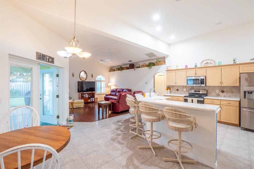 En Venta: $425,000 (4 camas, 3 baños, 2479 Pies cuadrados)