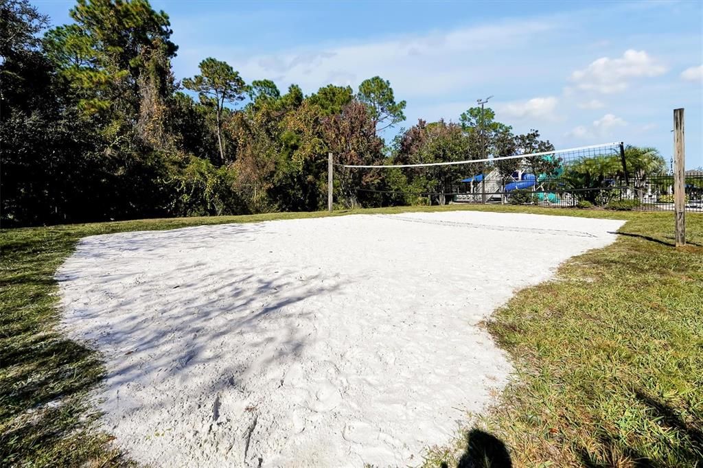 Activo con contrato: $585,000 (4 camas, 2 baños, 2115 Pies cuadrados)